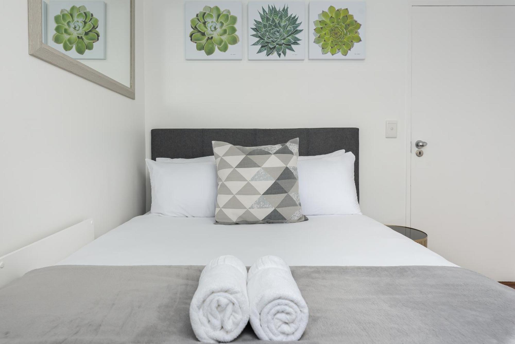 Modern & Secure Home, Walking Distance To Beach! Apartment *
