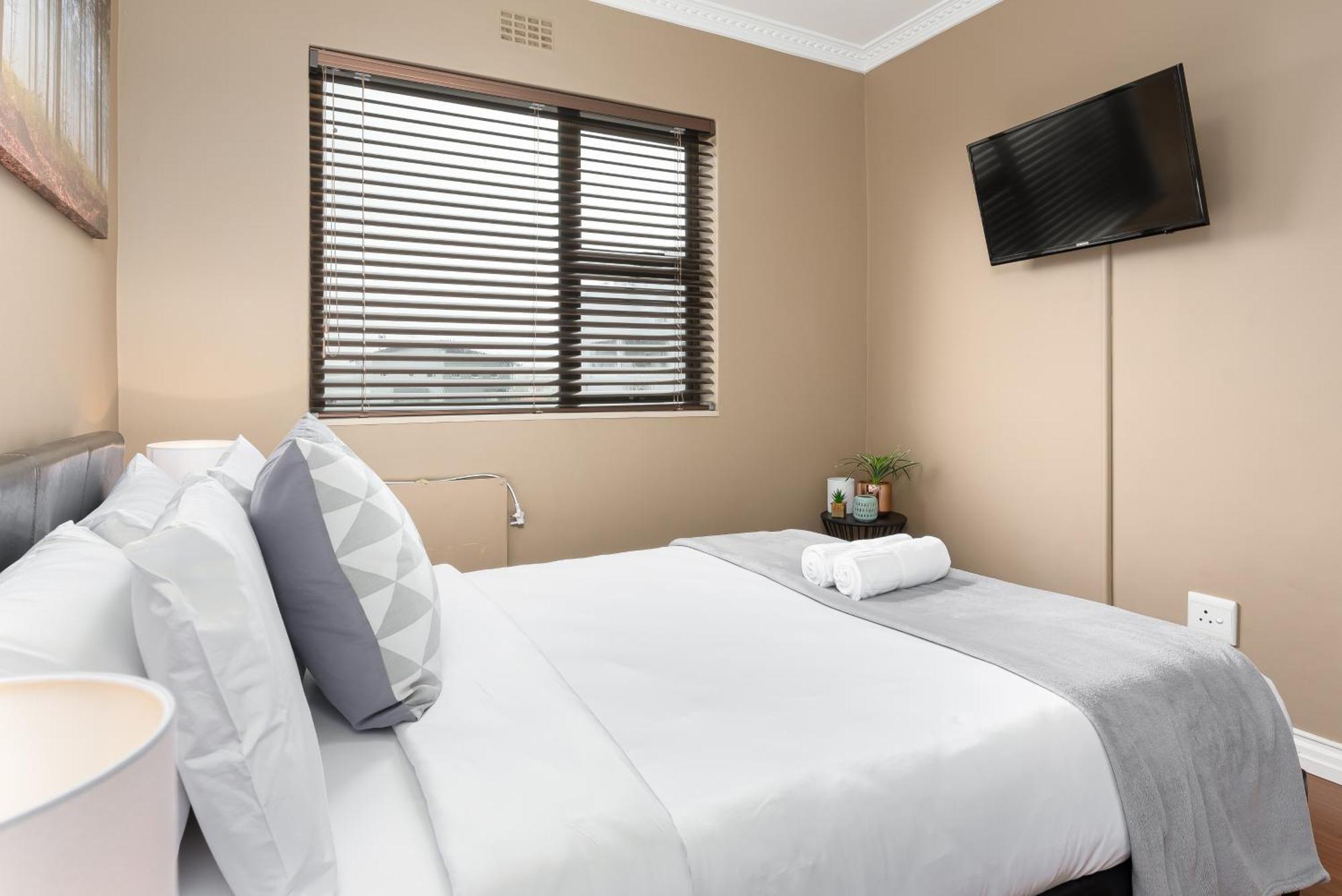 Apartment Modern & Secure Home, Walking Distance To Beach! Cape Town
