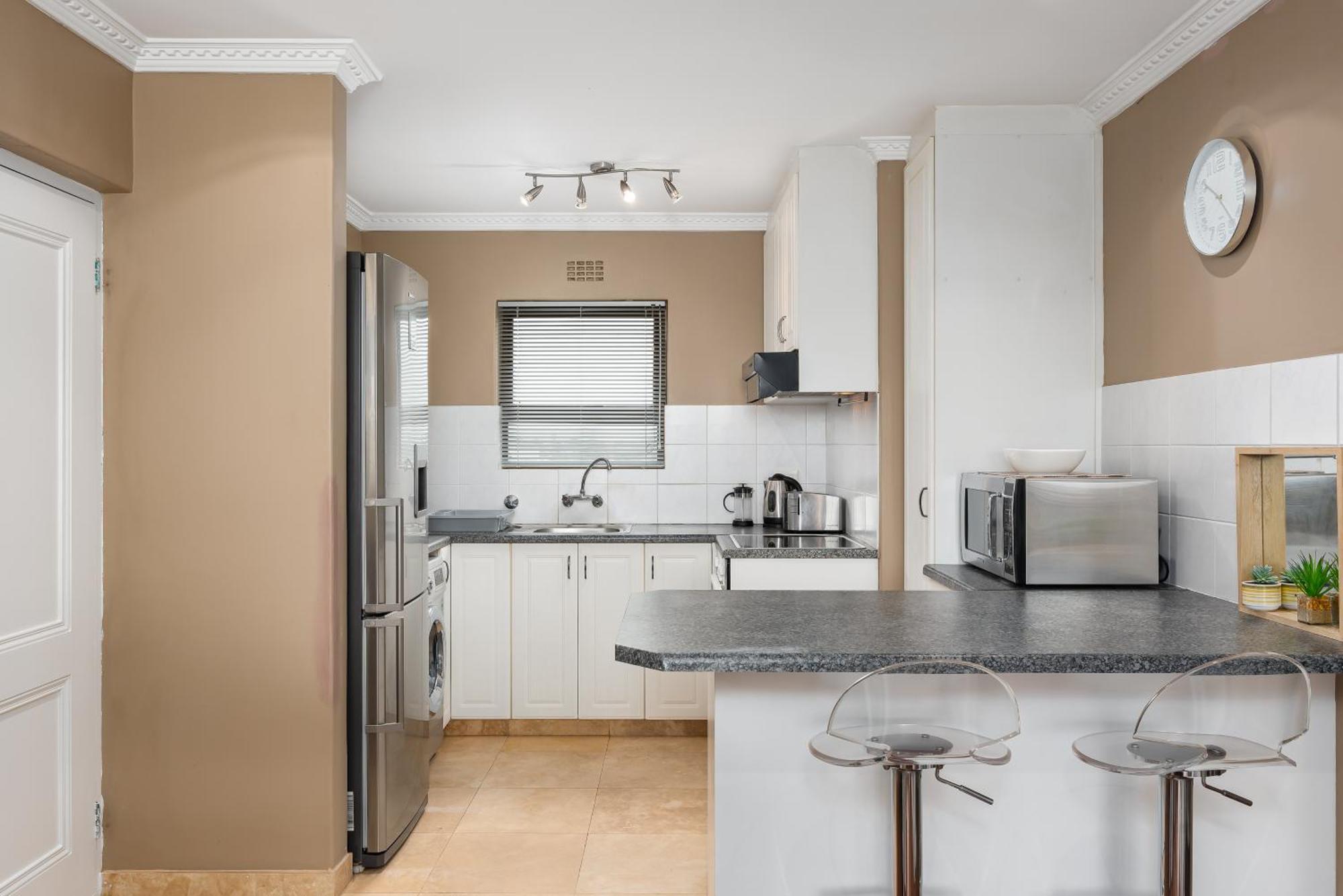 Apartment Modern & Secure Home, Walking Distance To Beach!