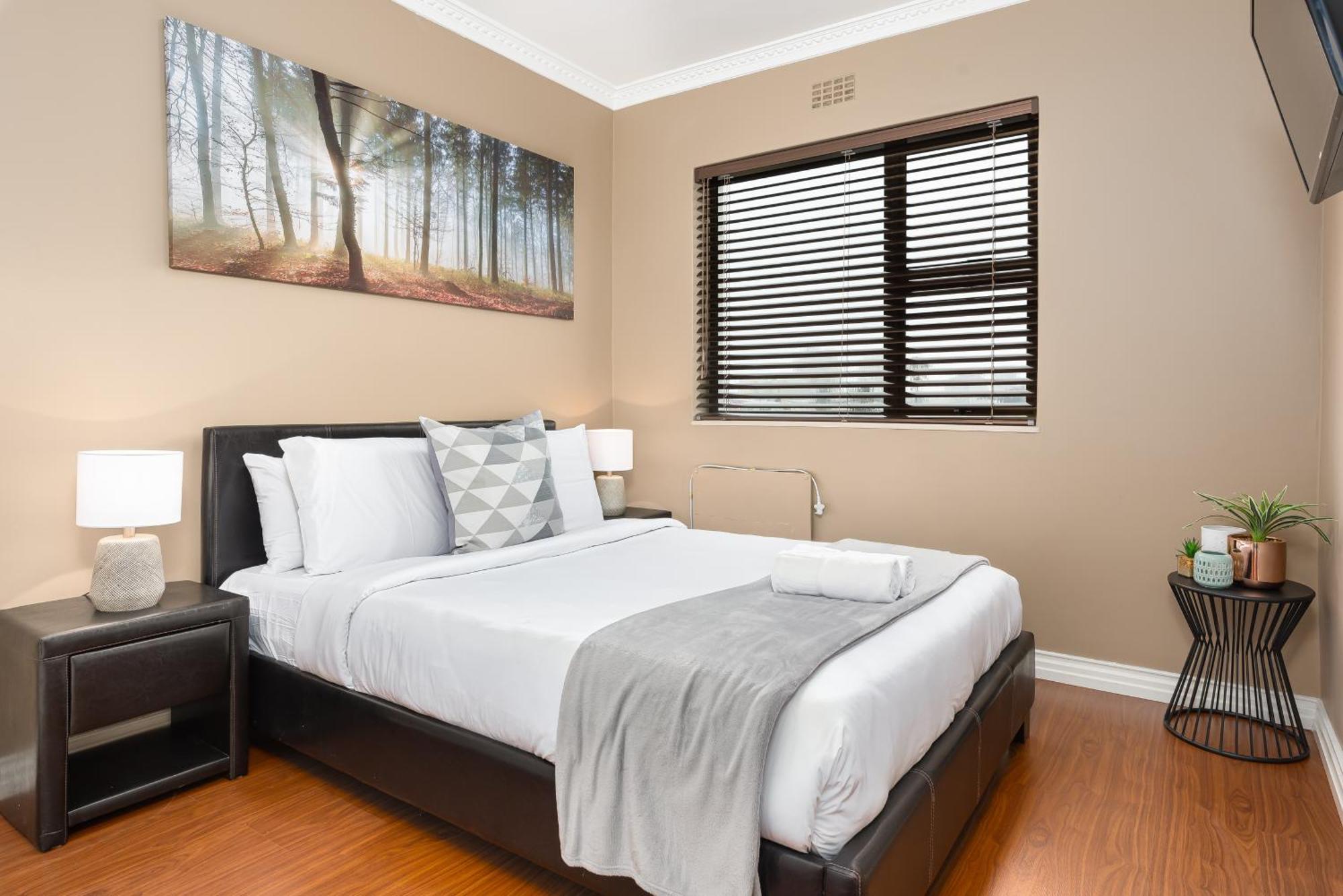 Apartment Modern & Secure Home, Walking Distance To Beach!