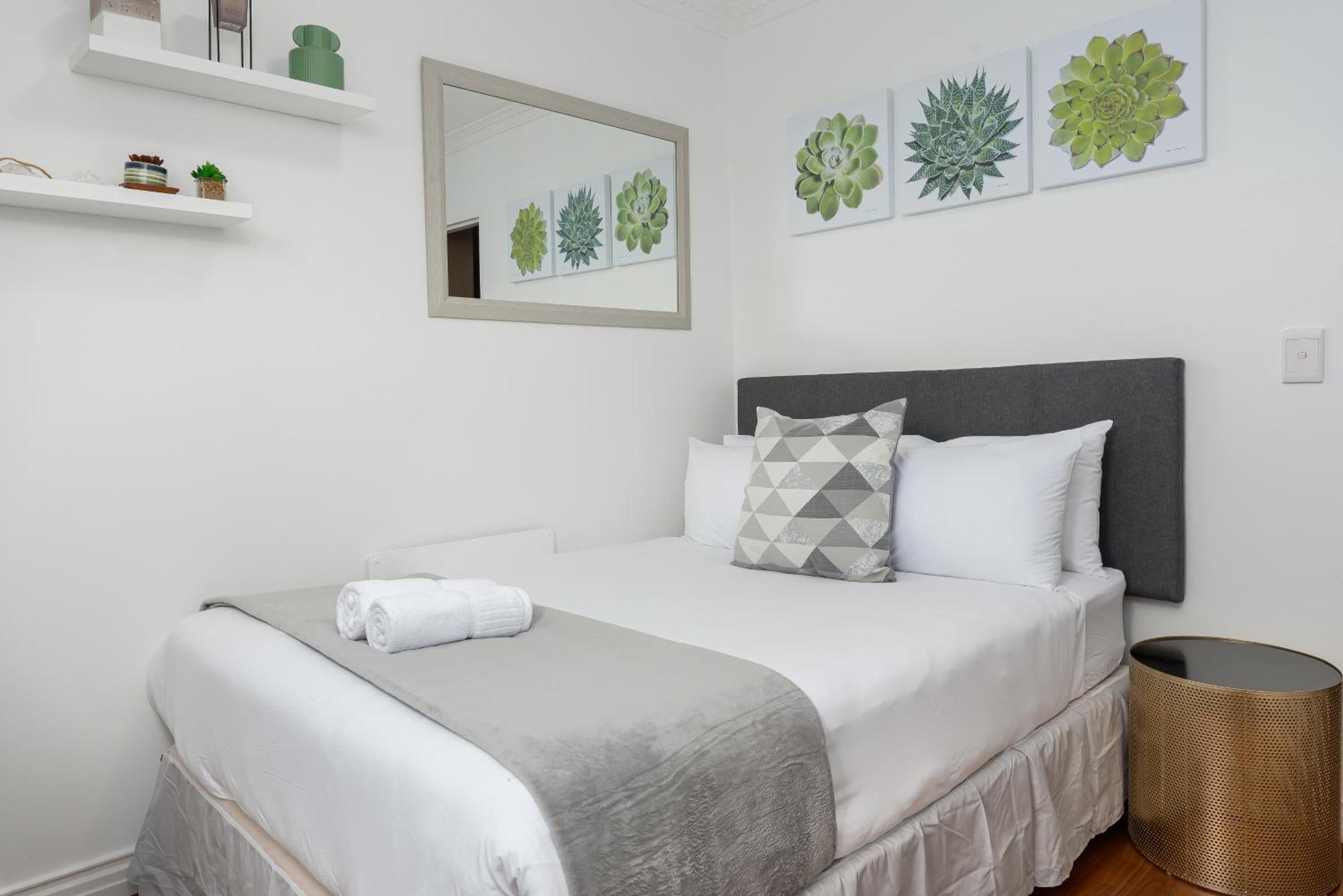 Apartment Modern & Secure Home, Walking Distance To Beach!