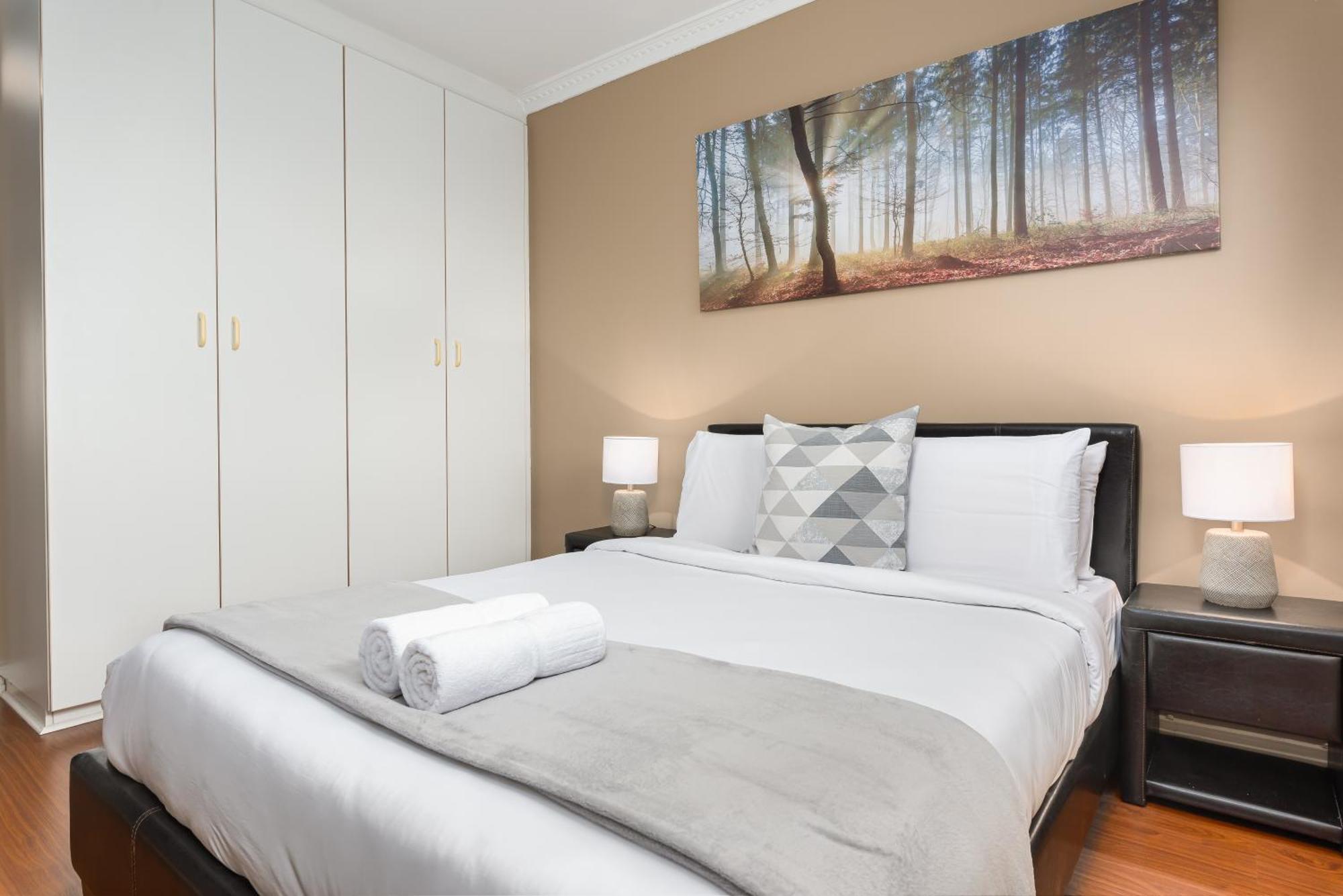 Modern & Secure Home, Walking Distance To Beach! Apartment