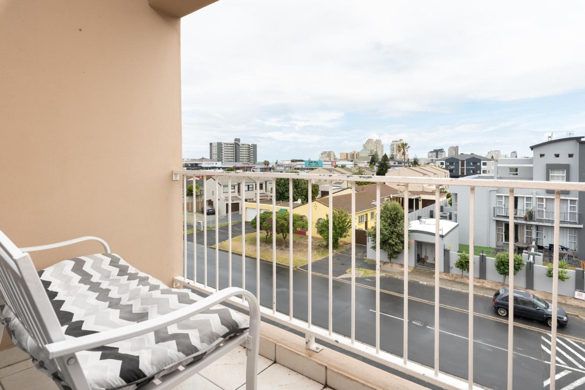 Modern & Secure Home, Walking Distance To Beach! Apartment *