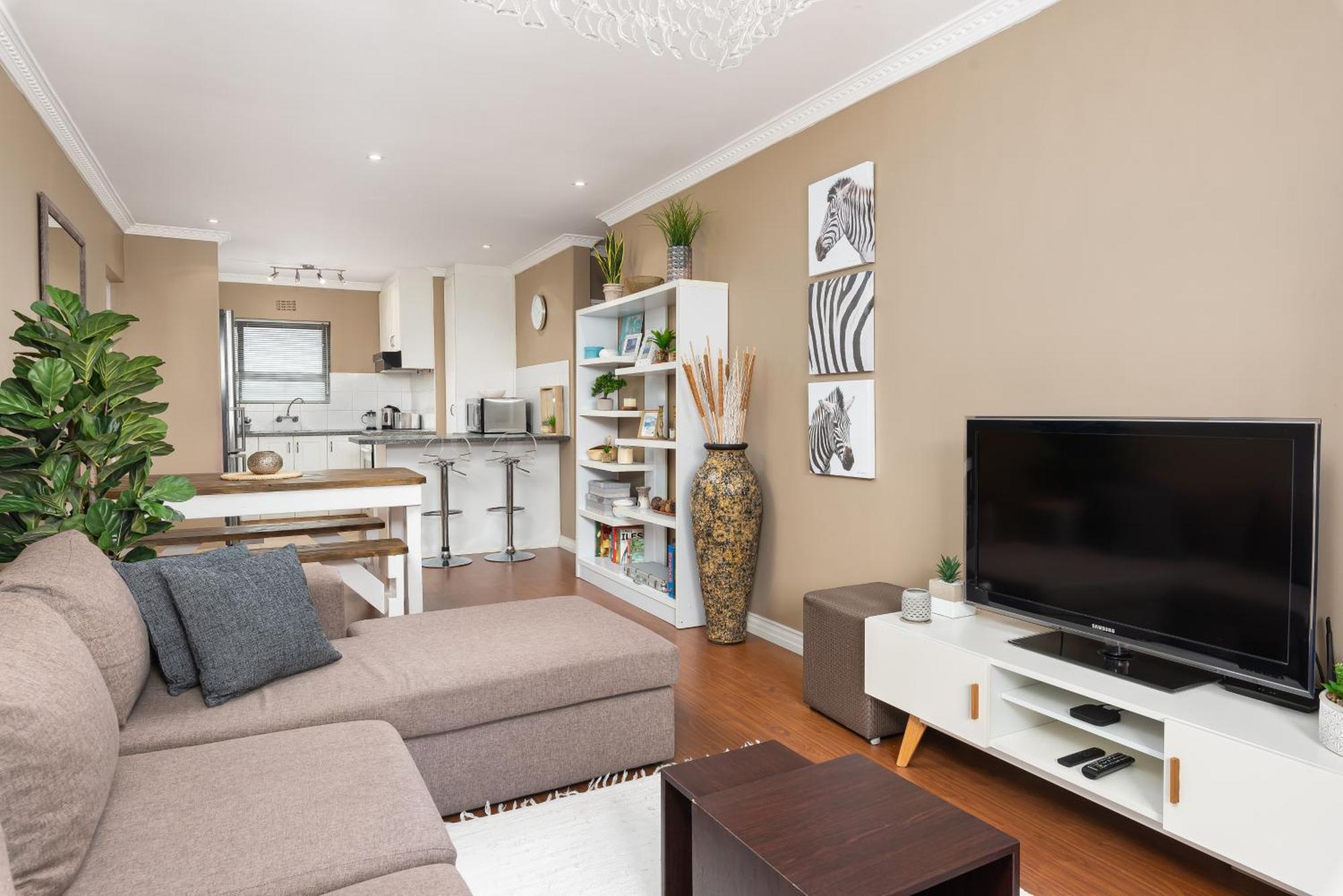 Apartment Modern & Secure Home, Walking Distance To Beach!
