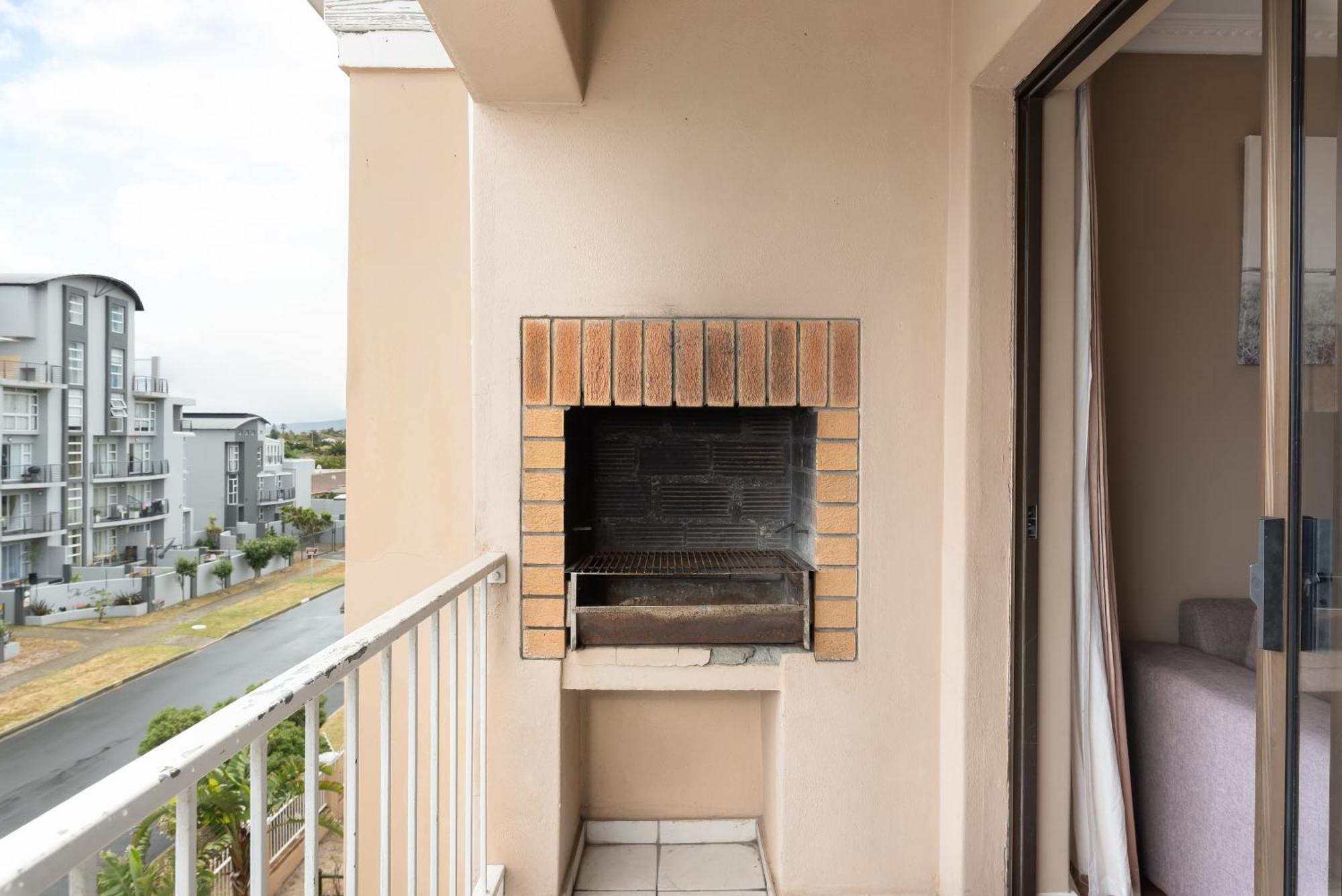 Apartment Modern & Secure Home, Walking Distance To Beach! Cape Town
