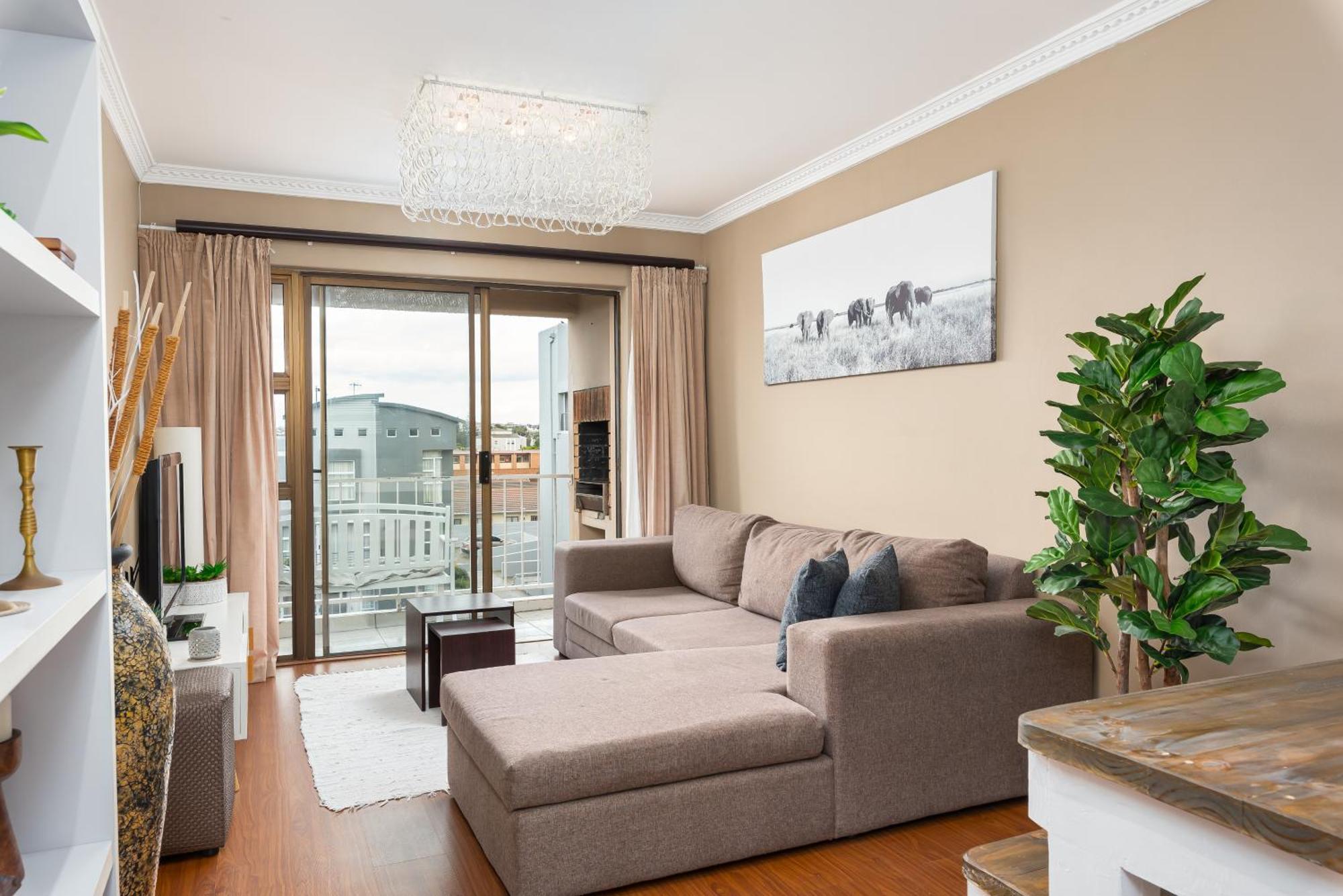 Modern & Secure Home, Walking Distance To Beach!