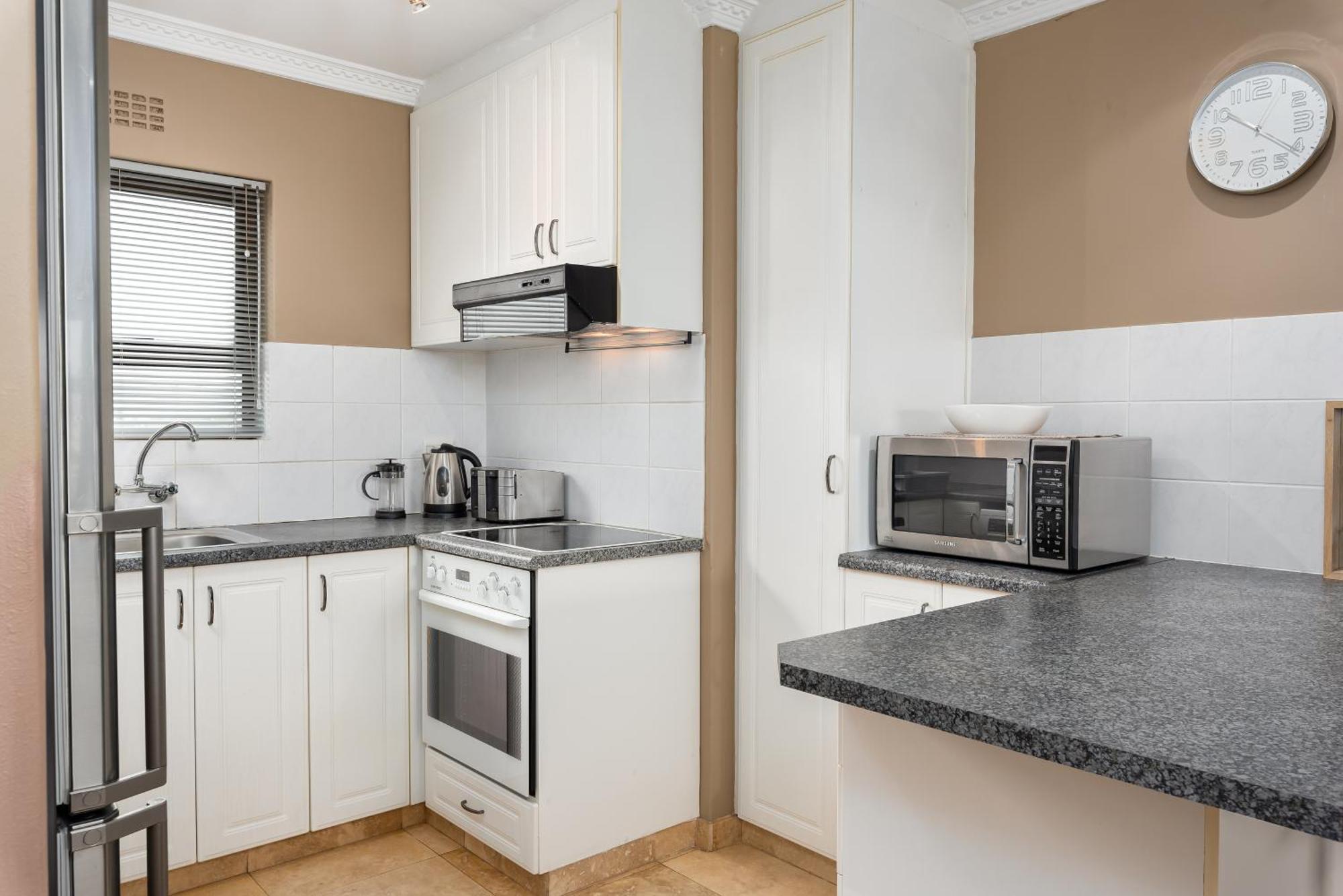 Modern & Secure Home, Walking Distance To Beach! Cape Town
