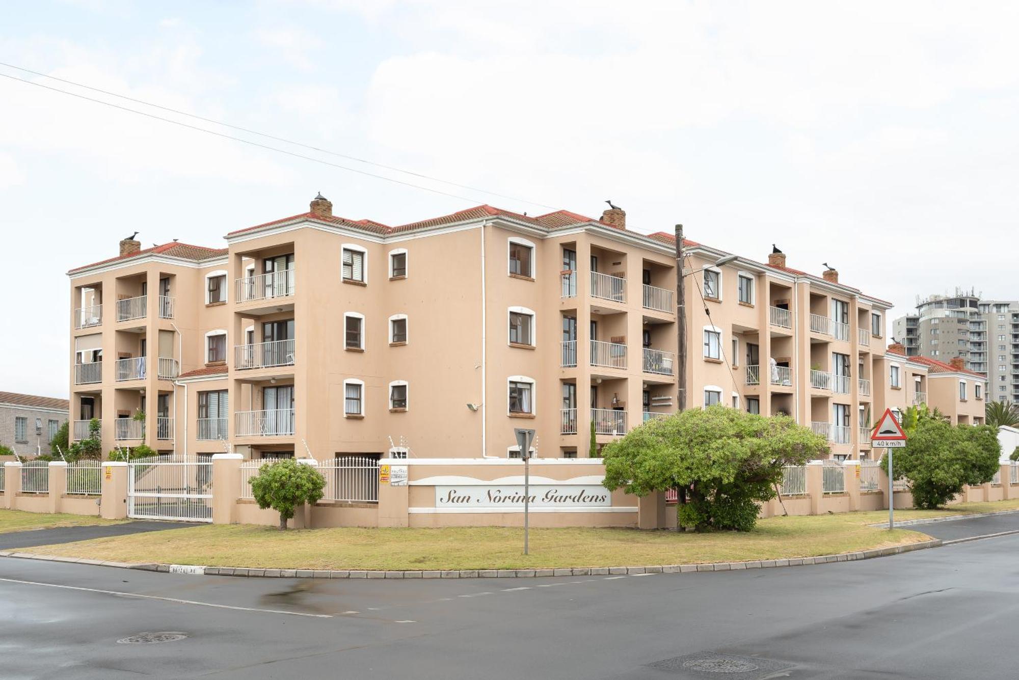 Modern & Secure Home, Walking Distance To Beach! *